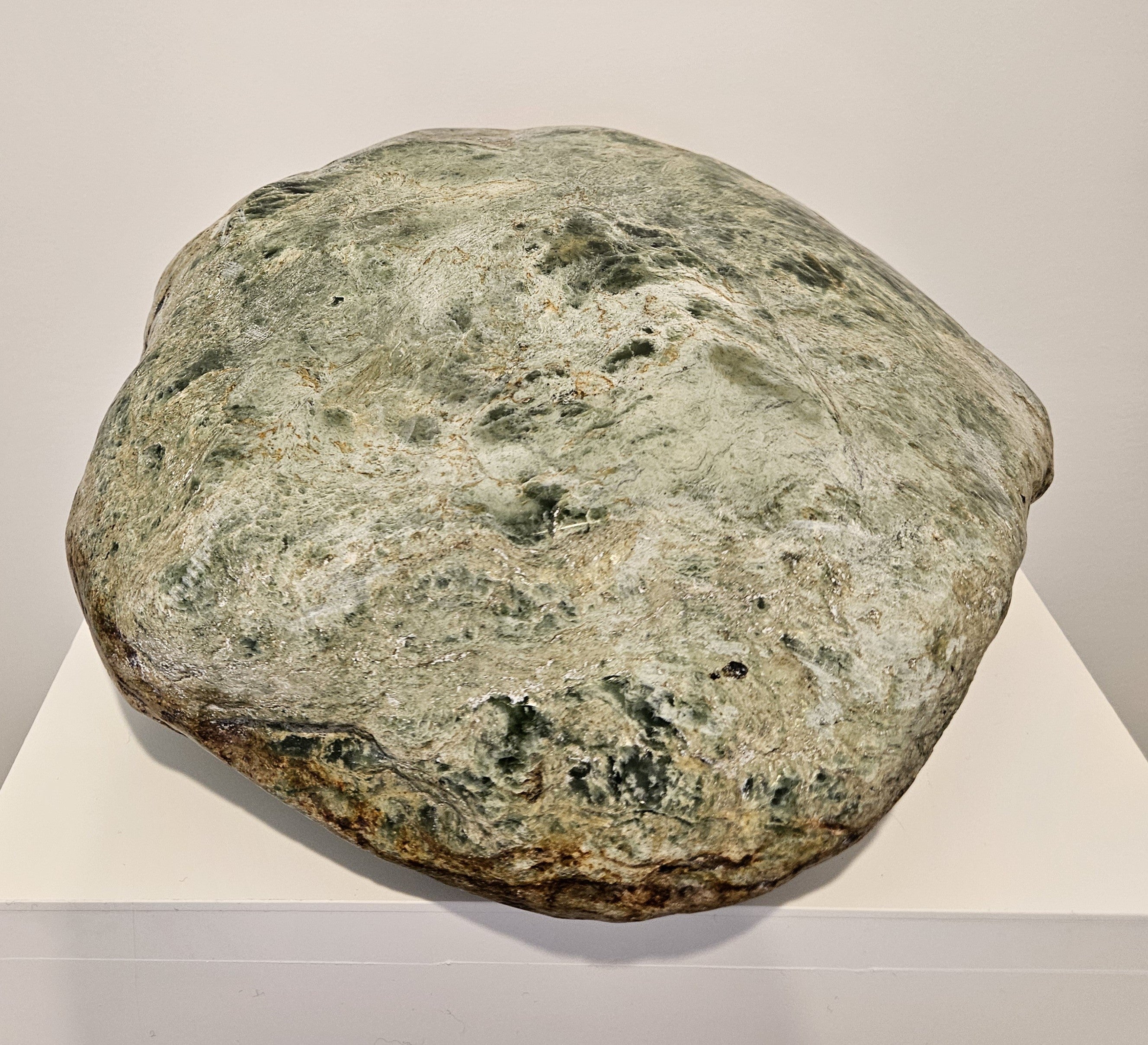 Polished freestanding jade stone (KA0016)