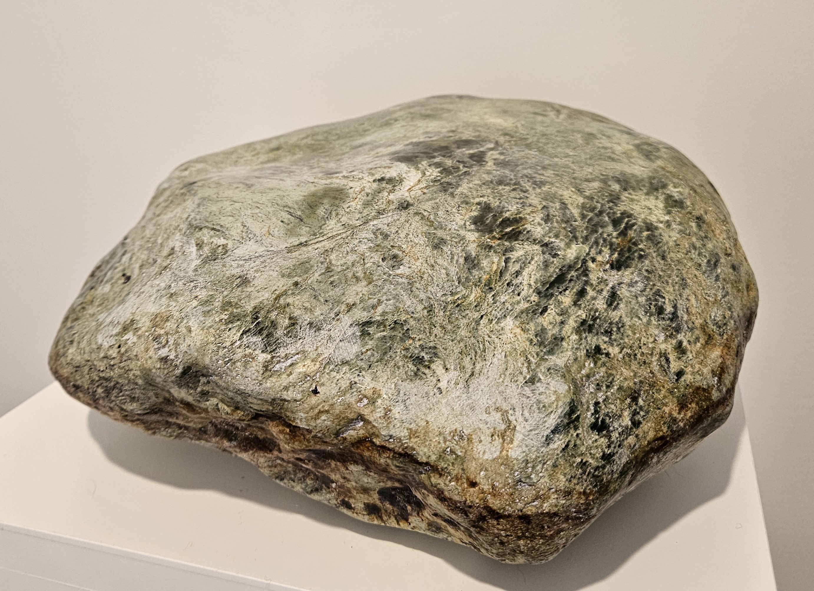 Polished freestanding jade stone (KA0016)
