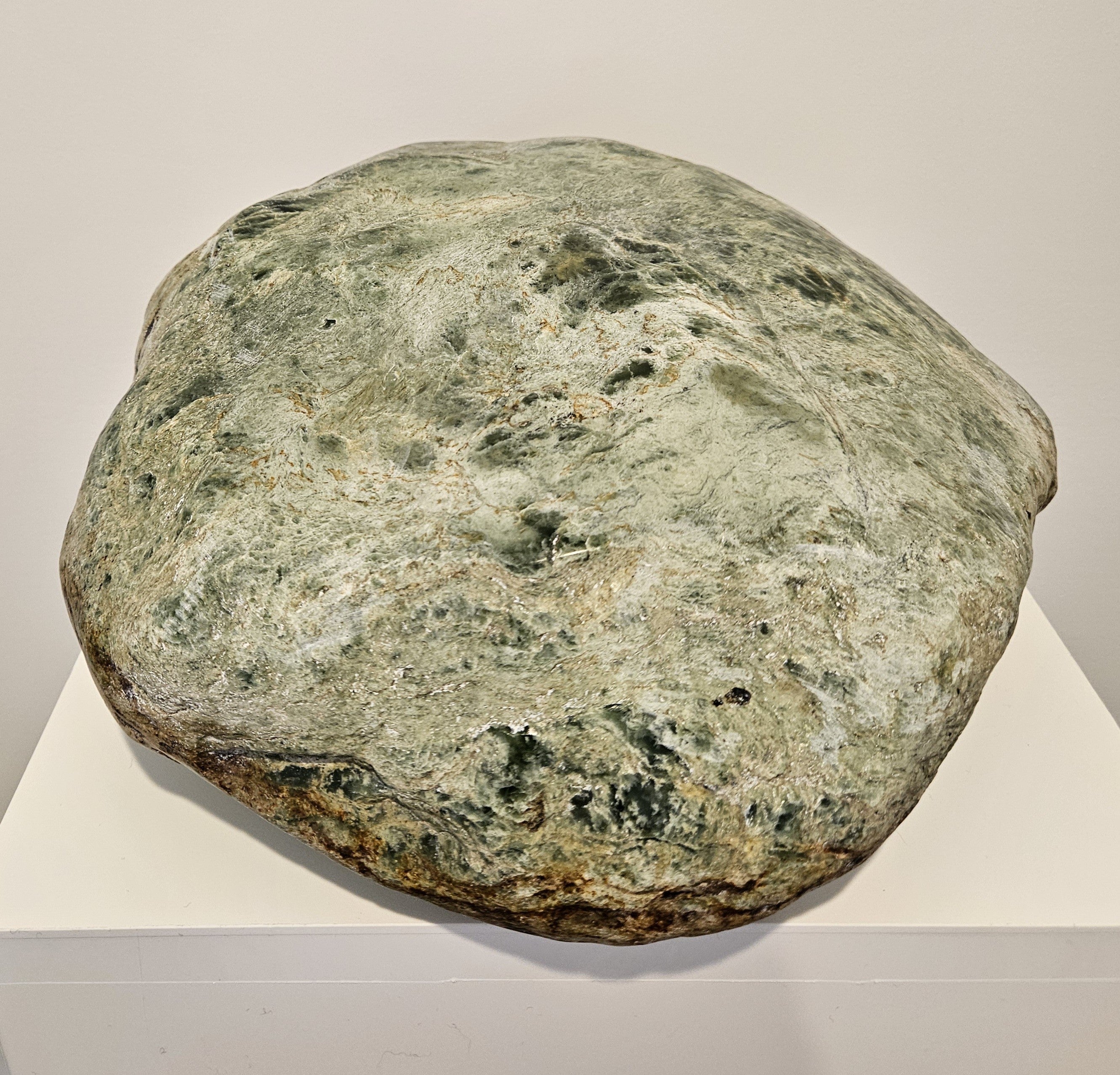 Polished freestanding jade stone (KA0016)