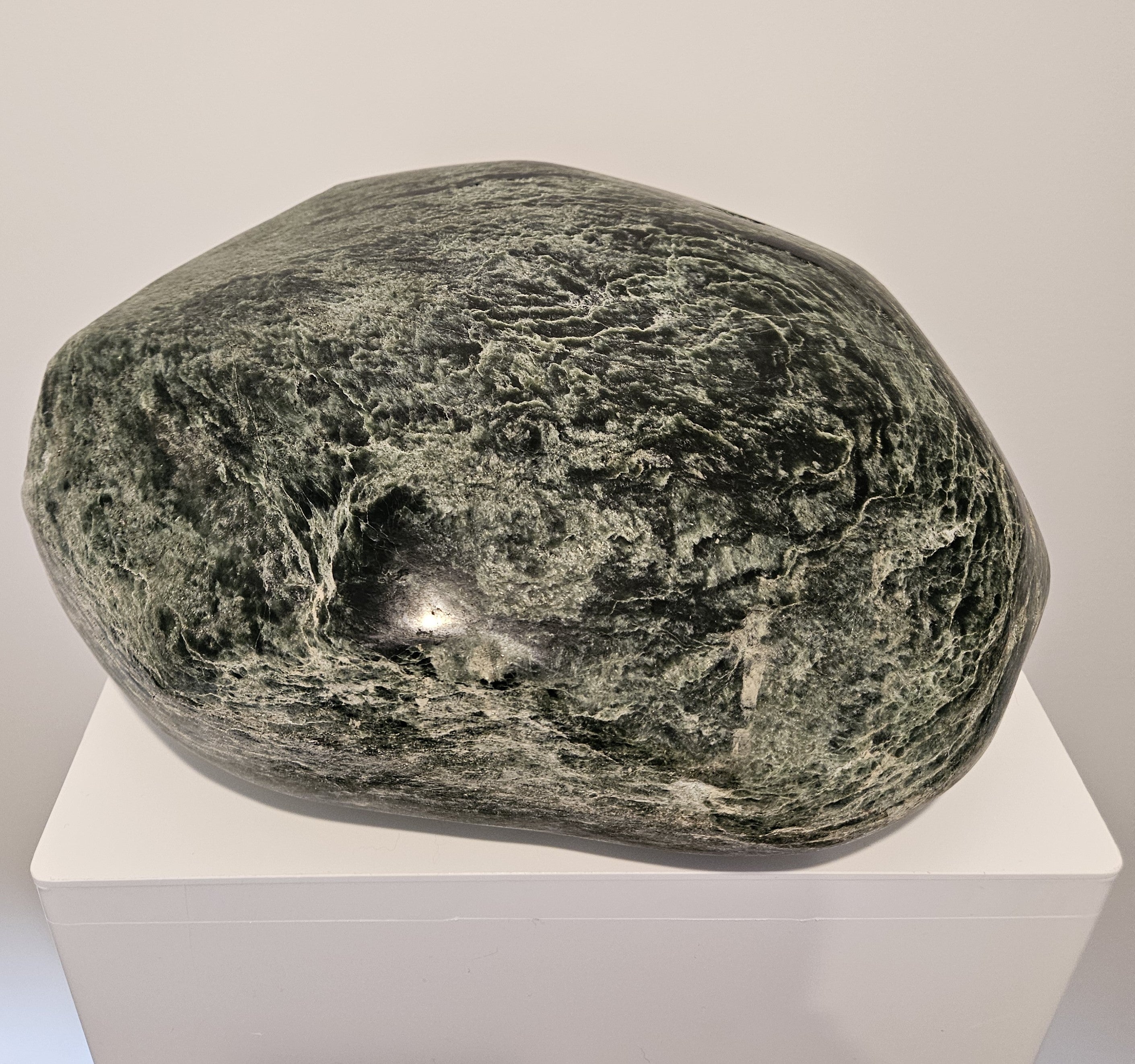 Polished freestanding jade stone (KA0036)