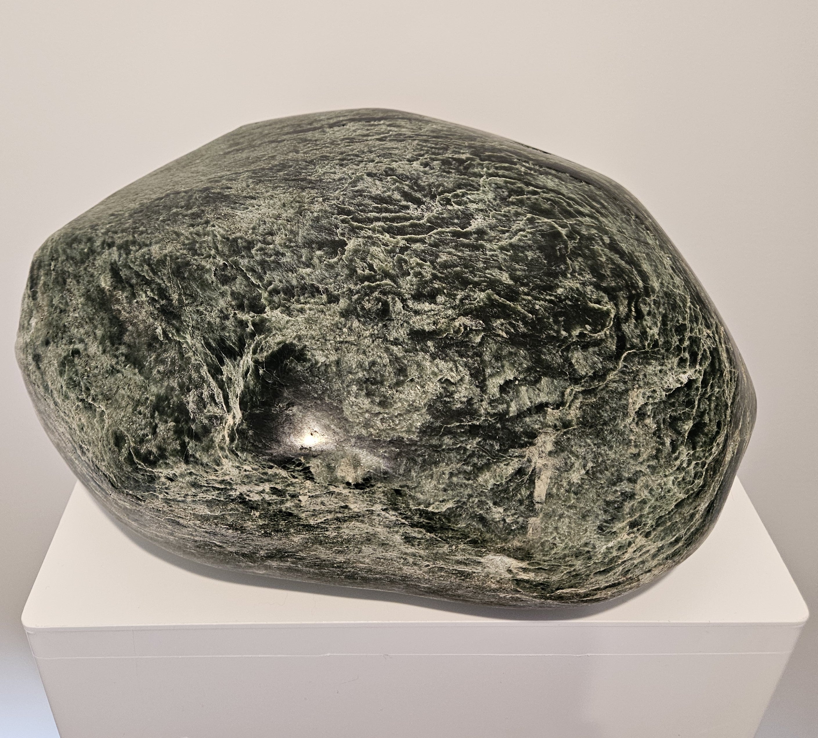 Polished freestanding jade stone (KA0036)